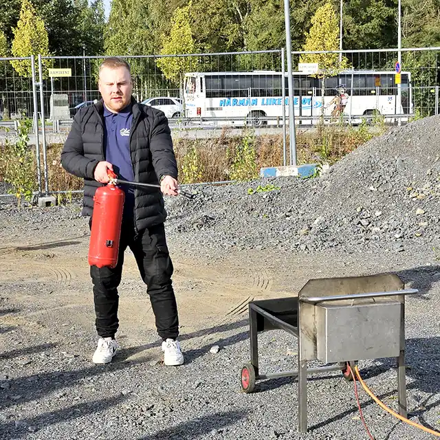 Alkusammutuskoulutuksen käytännön osuudessa käydään läpi mm. tulipalon alun sammuttamista sammuttimella.